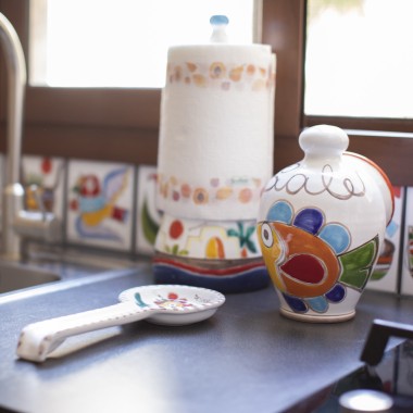 Porta rotolo da cucina Dammusi realizzato a mano ceramiche de simone